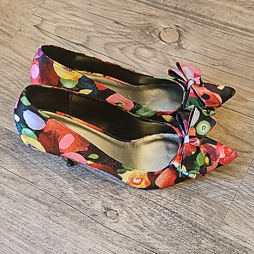 Bright Floral Pointed-Toe Heels with bows - Picture 2 of 7